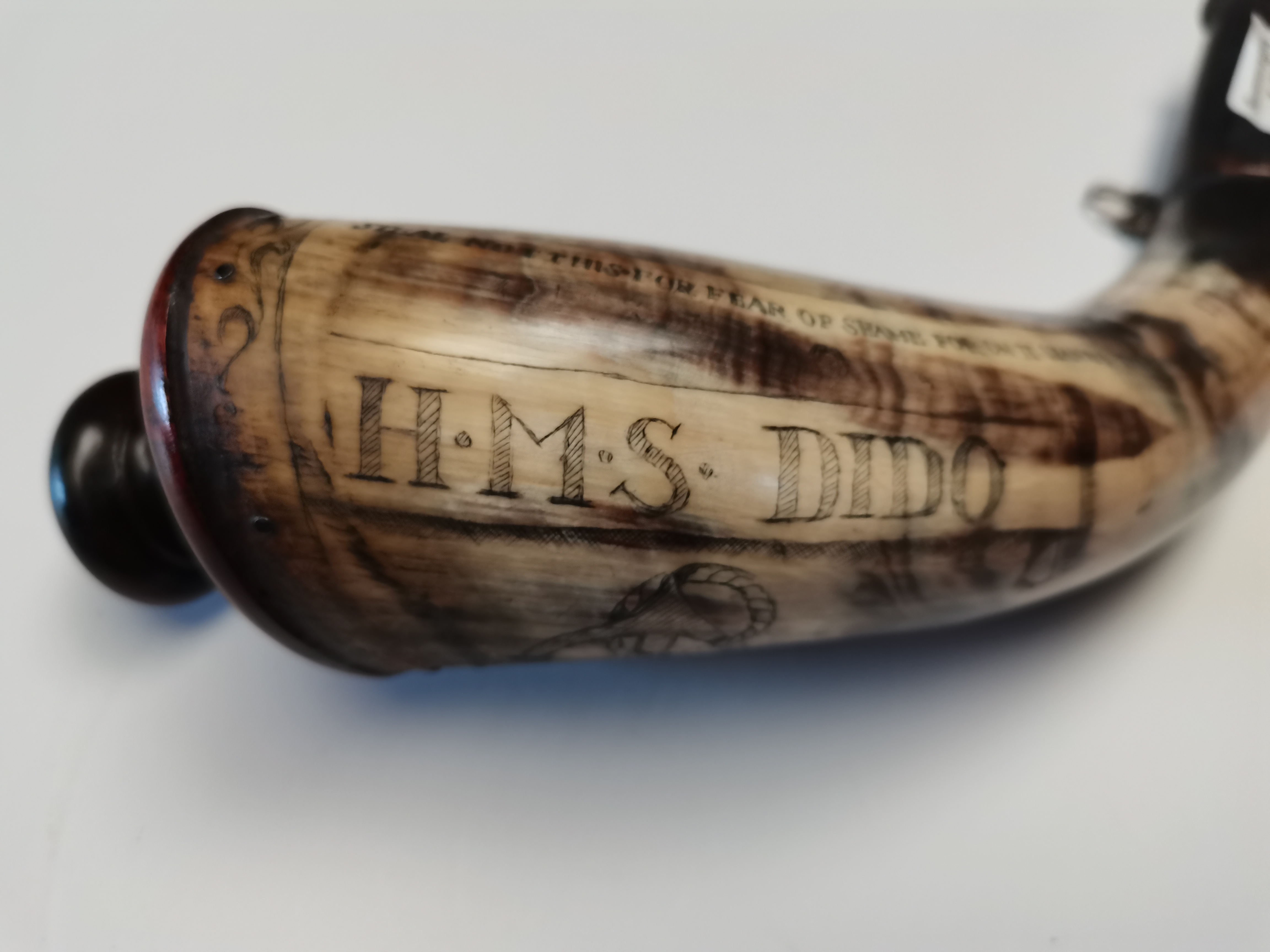 Scrimshaw style horn marking 1785 HMS DIDO - Image 3 of 8