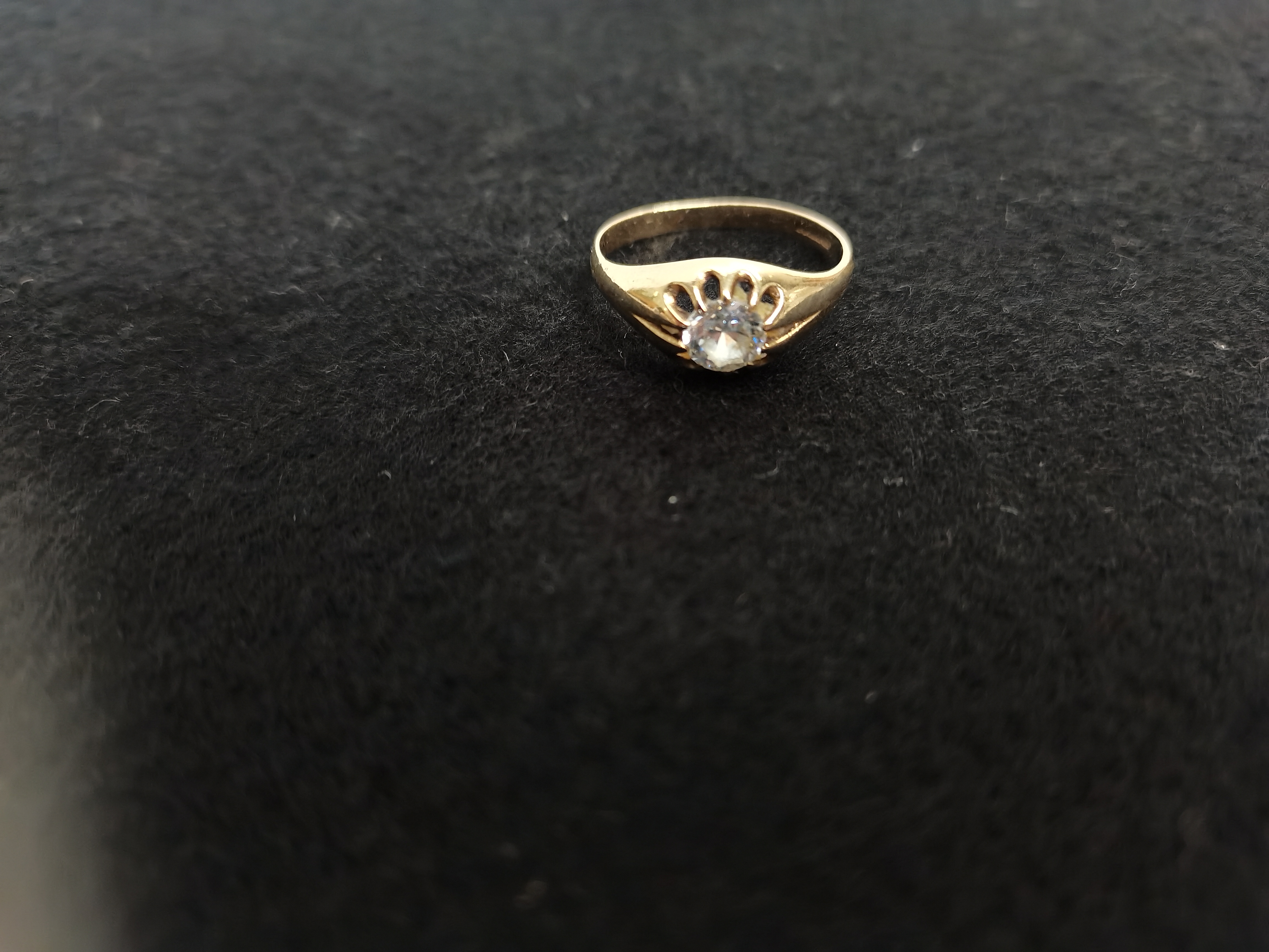 9ct gold gents Diamond Ring 3g - Image 3 of 4