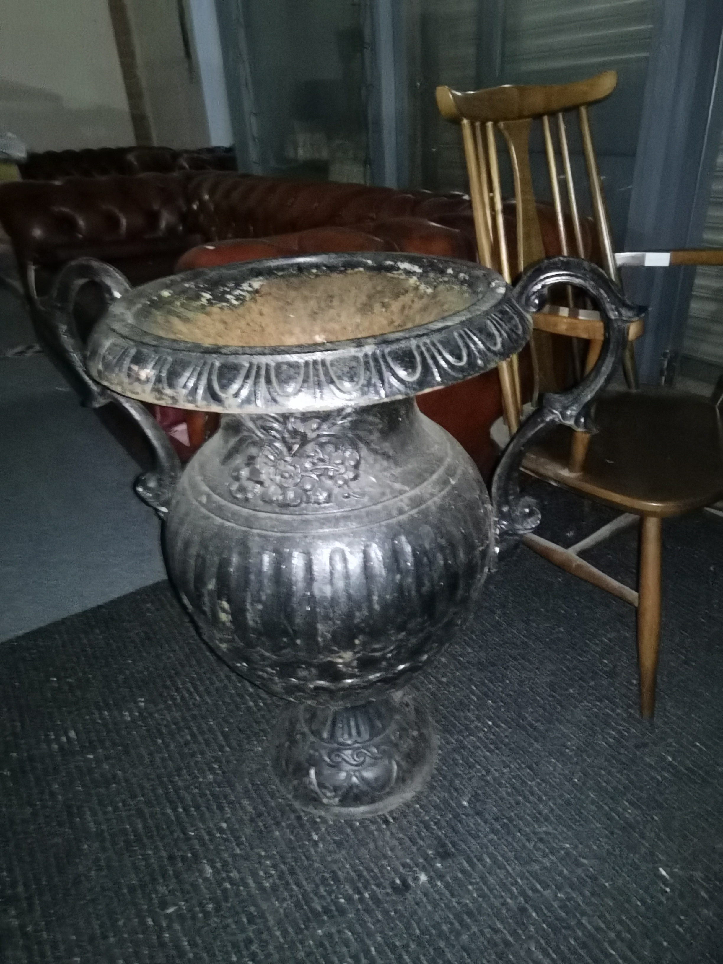 Cast iron Victorian style cast iron urn 74cm - Image 2 of 2