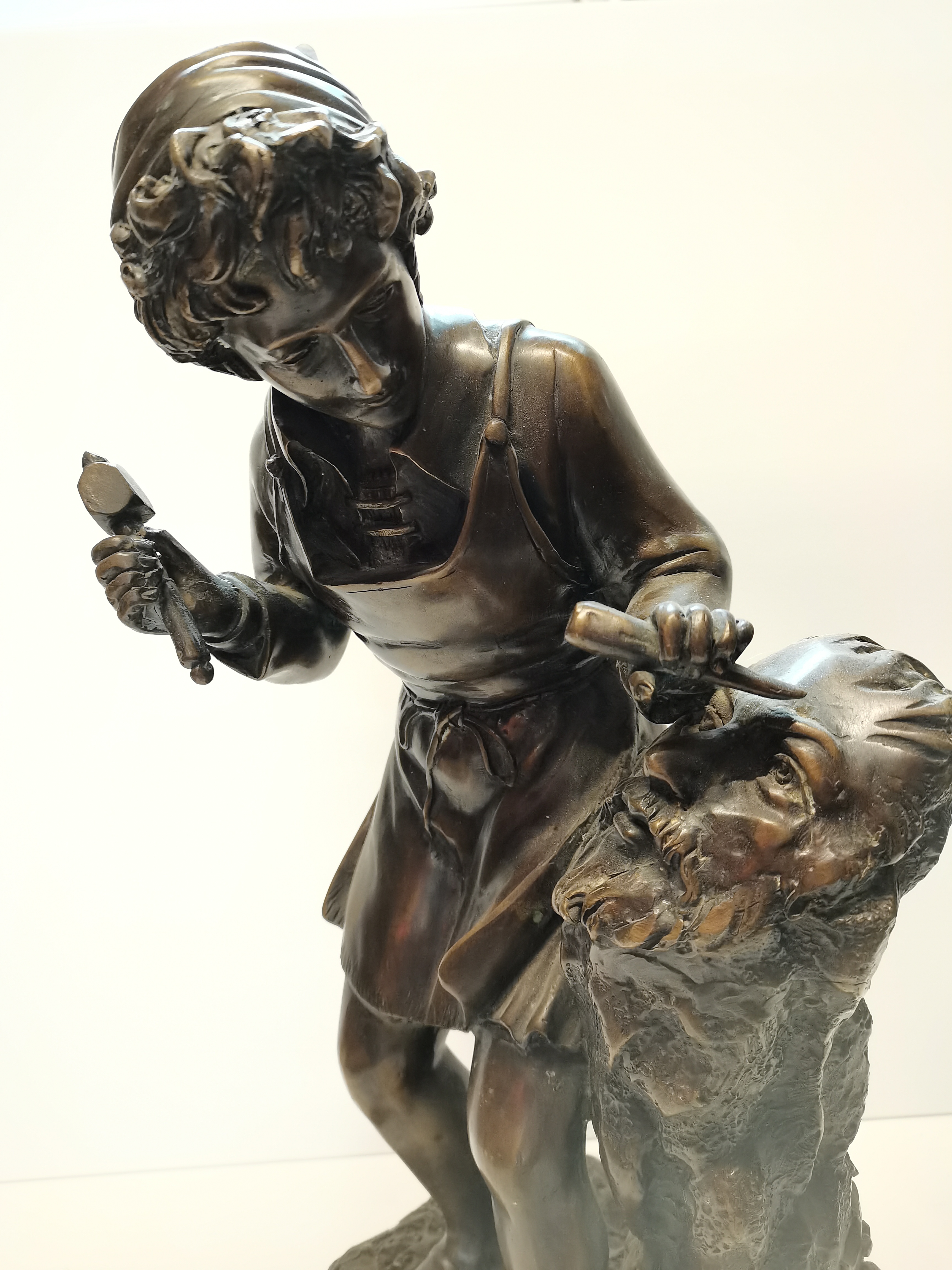 Bronze figure of girl carving - Image 2 of 4