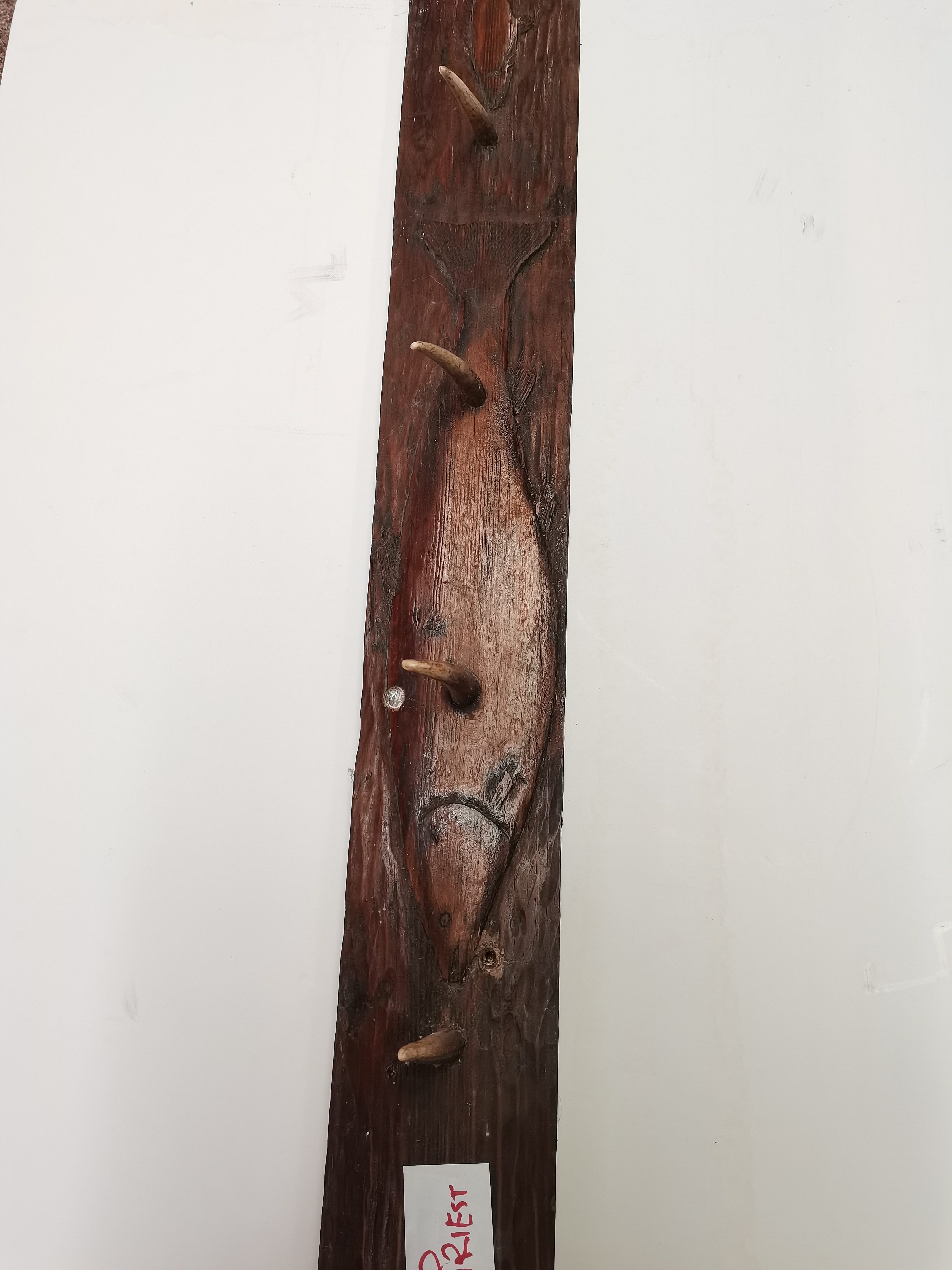 1.5m long carved coat rack - Image 2 of 2