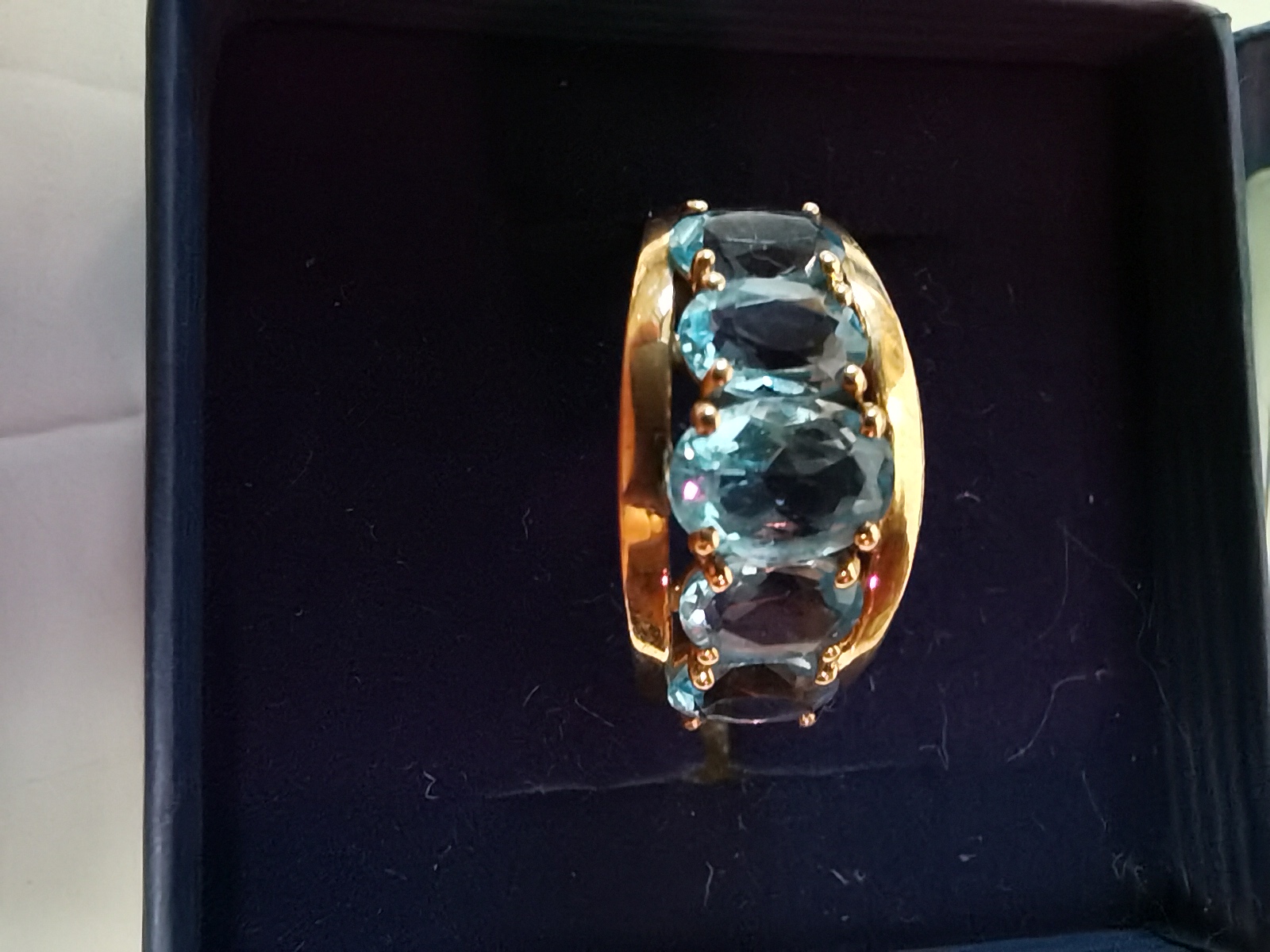 9ct gold ring with 5 oval blue stones ie aqua marine size P - Image 2 of 2