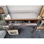 Mirrored dressing / side table