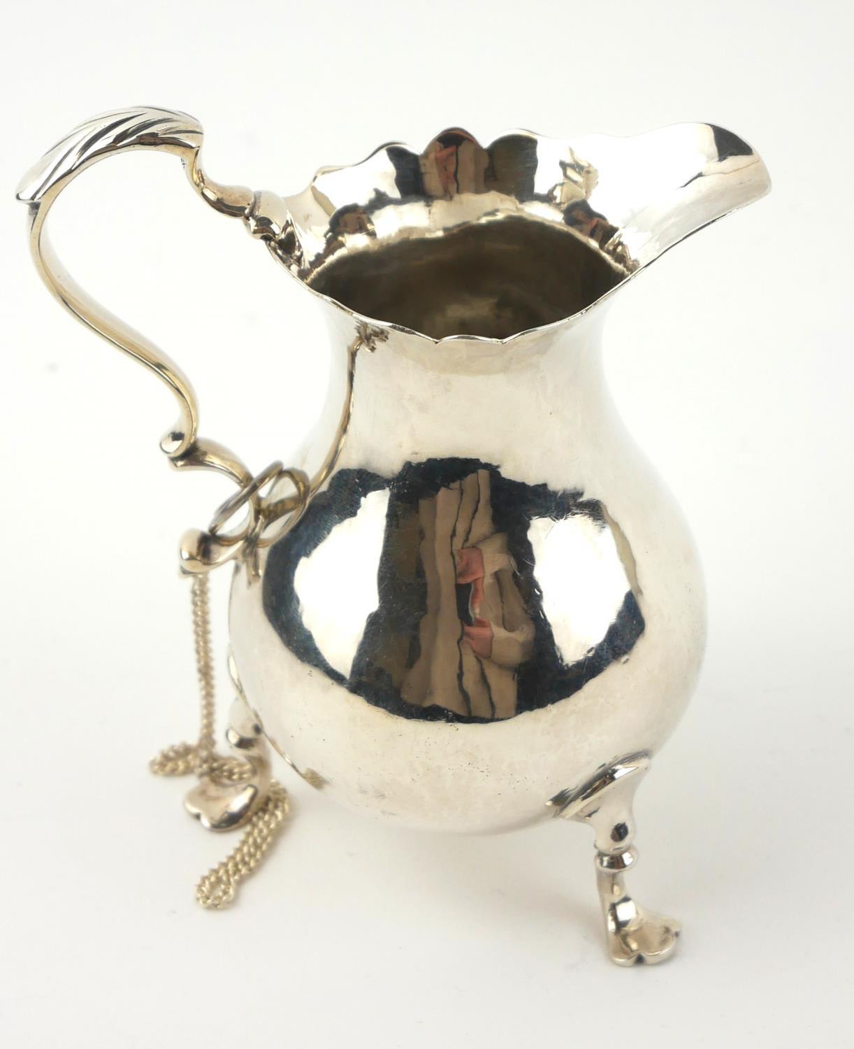 A GEORGIAN SILVER BALUSTER CREAM JUG On tripod legs, hallmarked London, 1799. (approx 11cm) - Image 3 of 7