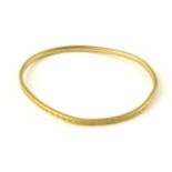 AN AMERICAN 14CT GOLD BANGLE With engraved Greek Key decoration. (approx 6.5cm)