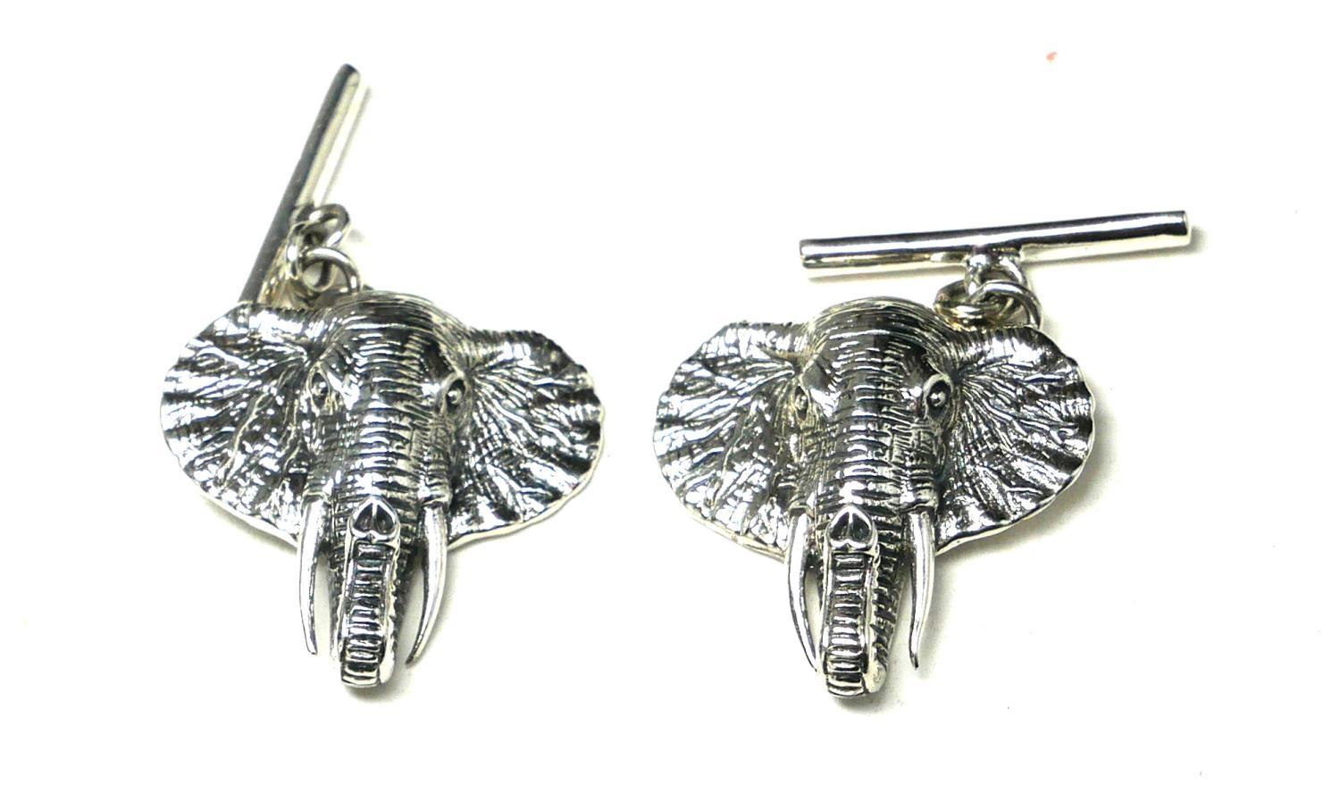 A PAIR OF STERLING SILVER NOVELTY 'ELEPHANT HEAD' CUFFLINKS With chain and bar. (approx 2cm)