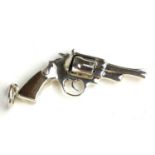 A SILVER .925 MINIATURE MODEL OF A REVOLVING PISTOL. (4.6cm)