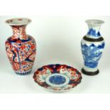 A LATE 19TH CENTURY CHINESE PORCELAIN BLUE AND WHITE BALUSTER VASE Decorated with continuous