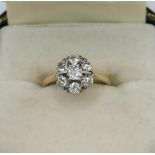 AN EDWARDIAN 18CT AND PLATINUM SET DIAMOND DAISY CLUSTER RING SIZE K