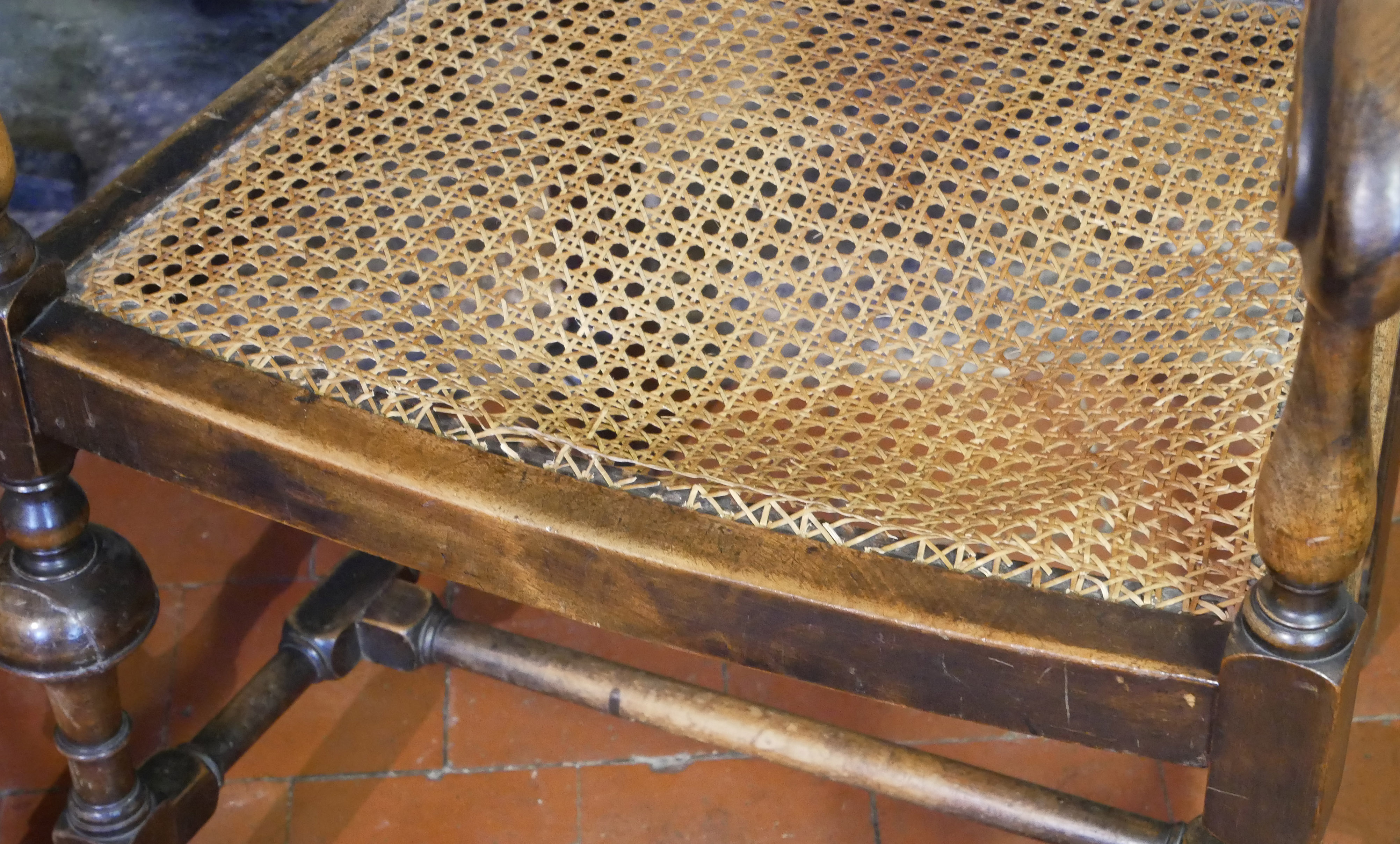 A SET OF SIX INCLUDING TWO CARVERS QUEEN ANNE DESIGN WALNUT DINING CHAIRS With cane seats and backs. - Image 5 of 5