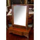 A GEORGIAN MAHOGANY TOILET MIRROR The breakfront base fitted with three drawers. (41cm x 21cm x