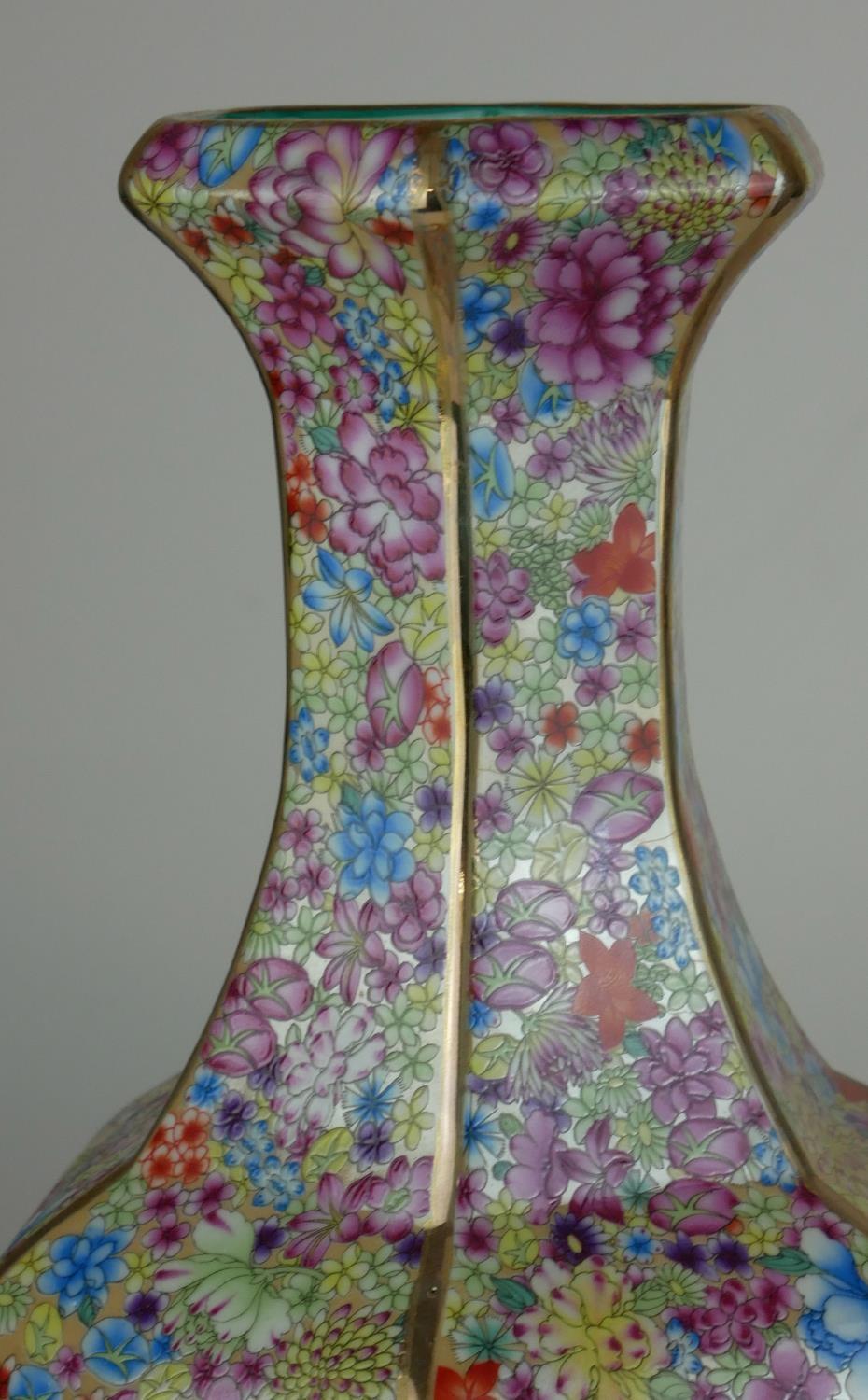 A PAIR OF CHINESE CHINTZ DECORATED BALUSTER VASE Bearing blue seal mark. (h 34cm) - Image 3 of 8