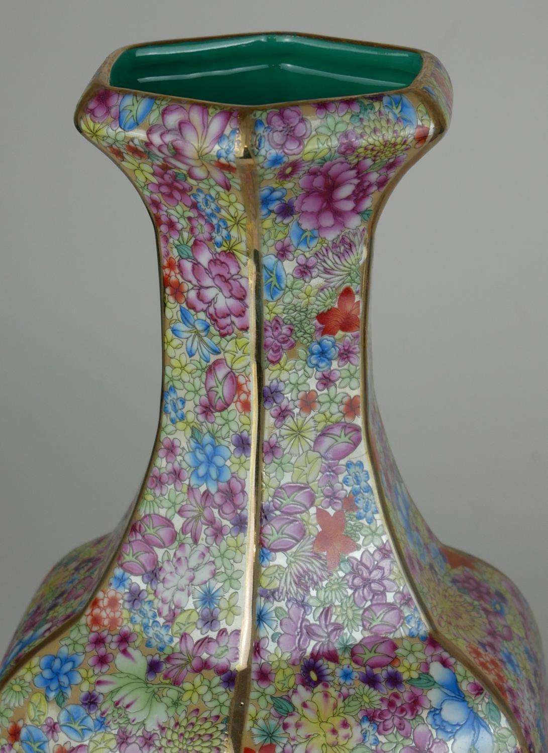 A PAIR OF CHINESE CHINTZ DECORATED BALUSTER VASE Bearing blue seal mark. (h 34cm) - Image 5 of 8