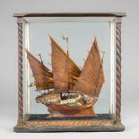 A LATE 19TH/EARLY 20TH CENTURY SCRATCH BUILT MODEL OF A JUNK BOAT IN A GLAZED DISPLAY CASE (h 33cm x