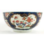 AN 18TH CENTURY WORCESTER PORCELAIN BOWL Hand painted floral decoration on a blue ground, bearing