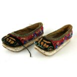 A PAIR OF 19TH CENTURY CHINESE CHILDREN'S SHOES Hand sewn with floral decoration. (approx 15cm)