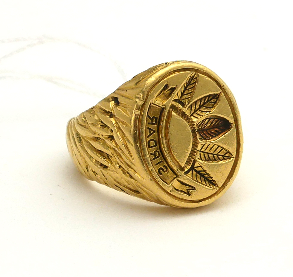 KUTCHINSKY, A HEAVY 18CT GOLD SIGNET RING (size N/M). (21.9g)