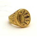KUTCHINSKY, A HEAVY 18CT GOLD SIGNET RING (size N/M). (21.9g)