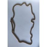 A YELLOW METAL HERRINGBONE CHAIN NECKLACE. (59cm)