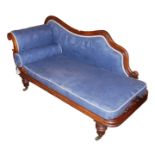 AN EARLY 19TH CENTURY REGENCY PERIOD SOLID MAHOGANY CARVED WOOD AND UPHOLSTERED DAYBED. (w 170cm x d