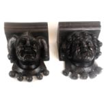 A PAIR OF 19TH CENTURY CARVED OAK WALL BRACKETS In the form of mediaeval jesters (25cm x 35cm)