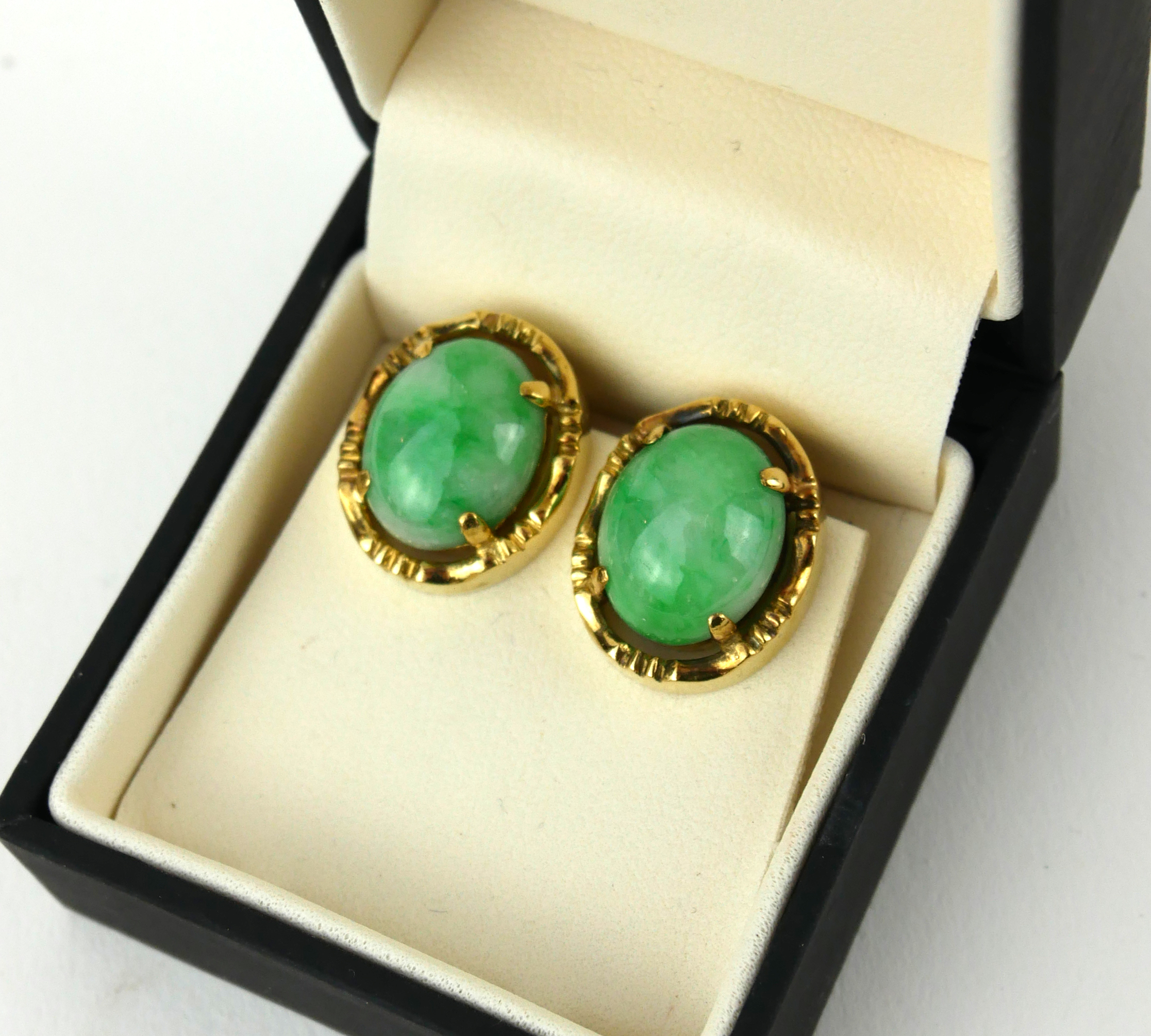 A PAIR OF 18CT GOLD AND OVAL JADE EARRINGS, CIRCA 1950.