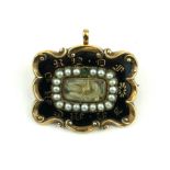 MOURNING BROOCH. Condition: cracked, one pearl missing