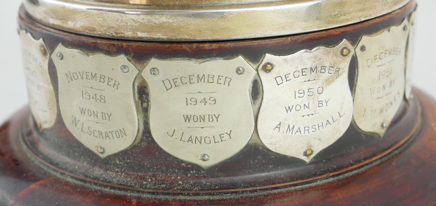 LONDON MIDLAND AND SCOTTISH RAILWAYS, A LARGE SILVER PRESENTATION TROPHY CUP Twin handles with green - Image 5 of 7