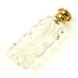 A CONTINENTAL YELLOW METAL AND CUT GLASS SCENT BOTTLE. (9.2cm)