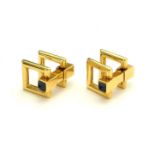 KUTCHINSKY, A PAIR OF 18CT GOLD AND SAPPHIRE BAR CUFFLINKS. (17.1g)