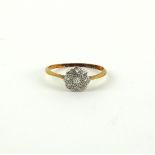AN EARLY 20TH CENTURY 18CT GOLD AND DIAMOND DAISY CLUSTER RING Having an arrangement of diamonds