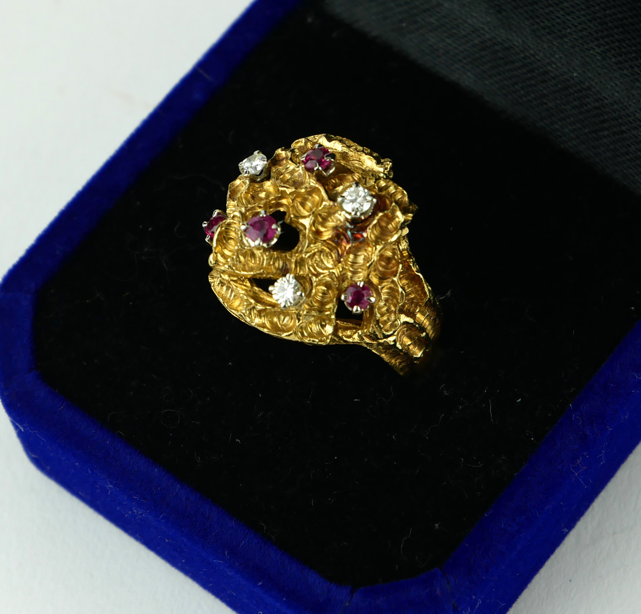 AN 18CT GOLD, RUBY AND DIAMOND RING, CIRCA 1960 (size K½).