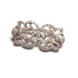 AN ART DECO DESIGN 18CT WHITE GOLD AND DIAMOND COLLAR CLIP. (3.5cm x 1.5cm)