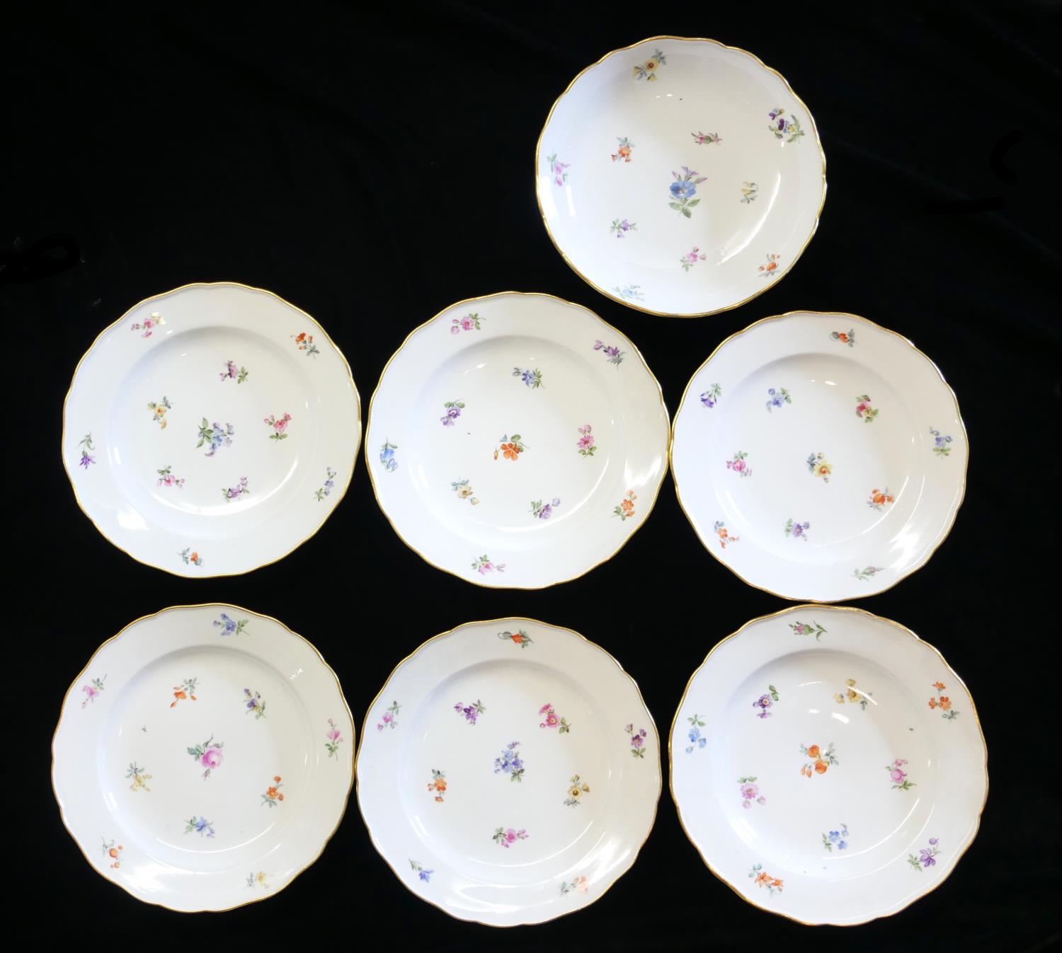MESSIEN, A SET OF SIX EARLY 20TH CENTURY PORCELAIN DINNER PLATES AND MATCHING SERVING BOWL Having