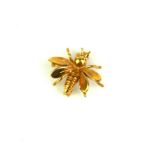 A 9CT GOLD INSECT BROOCH Bee with two sets of wings. (approx 1.5cm)