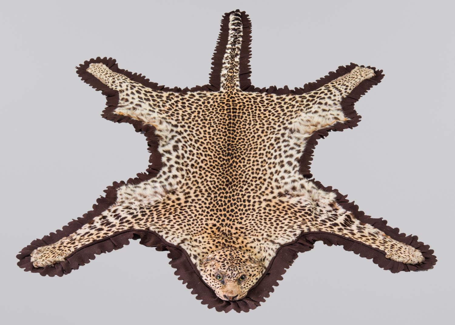 EDWARD GERRARD & SONS, AN EARLY 20TH CENTURY TAXIDERMY LEOPARD SKIN RUG WITH PARTIALLY MOUNTED