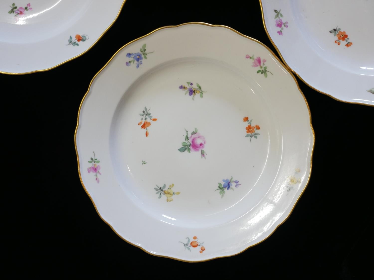 MESSIEN, A SET OF SIX EARLY 20TH CENTURY PORCELAIN DINNER PLATES AND MATCHING SERVING BOWL Having - Image 2 of 11