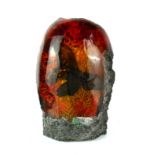 AN AMBER TYPE DECORATIVE ORGANIC FORM TABLE PAPERWEIGHT. (h 23cm)