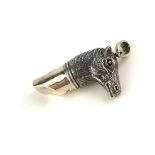 A STERLING SILVER NOVELTY HUNTING WHISTLE MODELLED AS A HORSE HEAD. (approx 4cm)