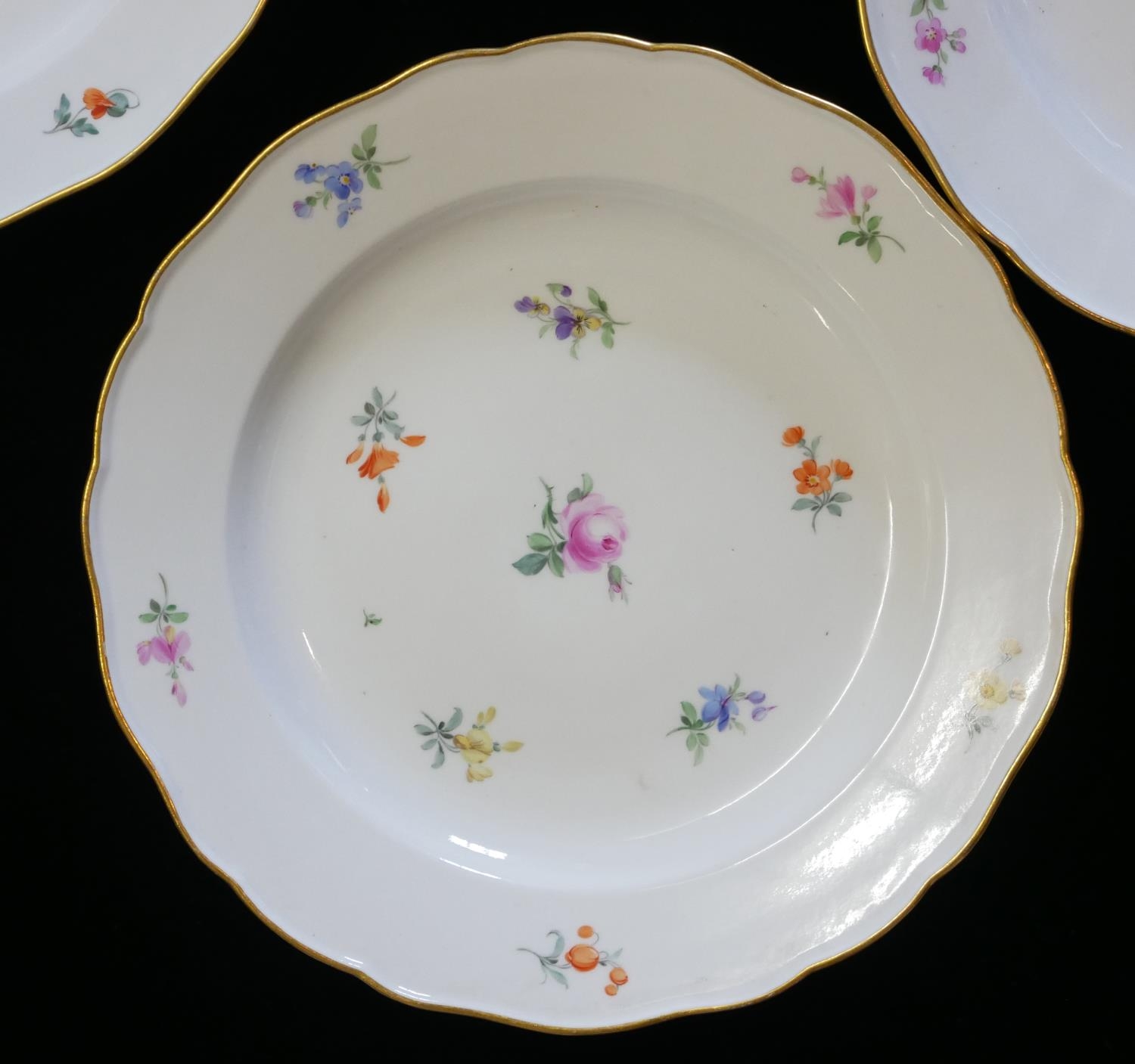 MESSIEN, A SET OF SIX EARLY 20TH CENTURY PORCELAIN DINNER PLATES AND MATCHING SERVING BOWL Having - Image 4 of 11