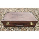 A VINTAGE TAN LEATHER SUITCASE With polished brass levers locks. (67cm x 41cm x 16cm) Condition: one