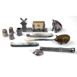 A COLLECTION OF EARLY 20TH CENTURY SILVER AND WHITE METAL TRINKETS To include a desk calendar with