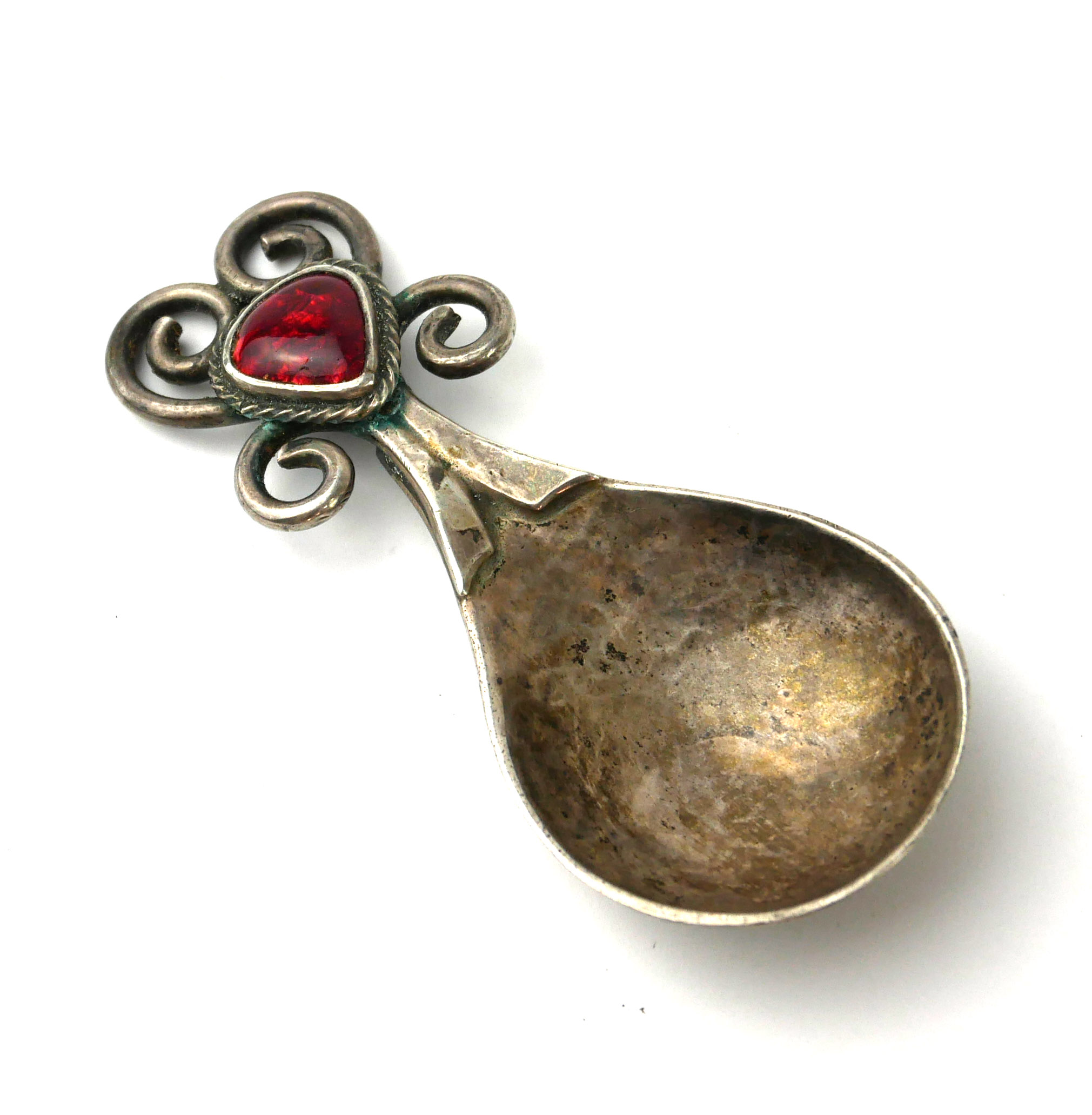 OMAR RAMSDEN, AN EARLY 20TH CENTURY SILVER AND ENAMEL CADDY SPOON Having red enamel finial and