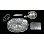 A COLLECTION OF VICTORIAN AND LATER SILVER AND CONTINENTAL SILVER TRINKETS To include a cigarette
