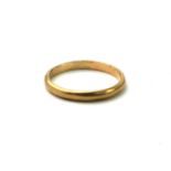 A VINTAGE 9CT PLAIN GOLD WEDDING BAND. (size X/W).