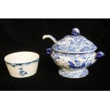 AN EARLY 19TH CENTURY BLUE AND WHITE TUREEN AND COVER Early example of blue and white transfer