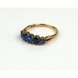 A EARLY/MID 20TH CENTURY 18CT GOLD RING SET WITH FIVE GRADUATING SAPPHIRES (size P). Condition: good