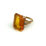 A VINTAGE 9CT GOLD RING CROWN SET WITH A LARGE PRINCESS CUT YELLOW SAPPHIRE. (stone 20mm x 15mm)