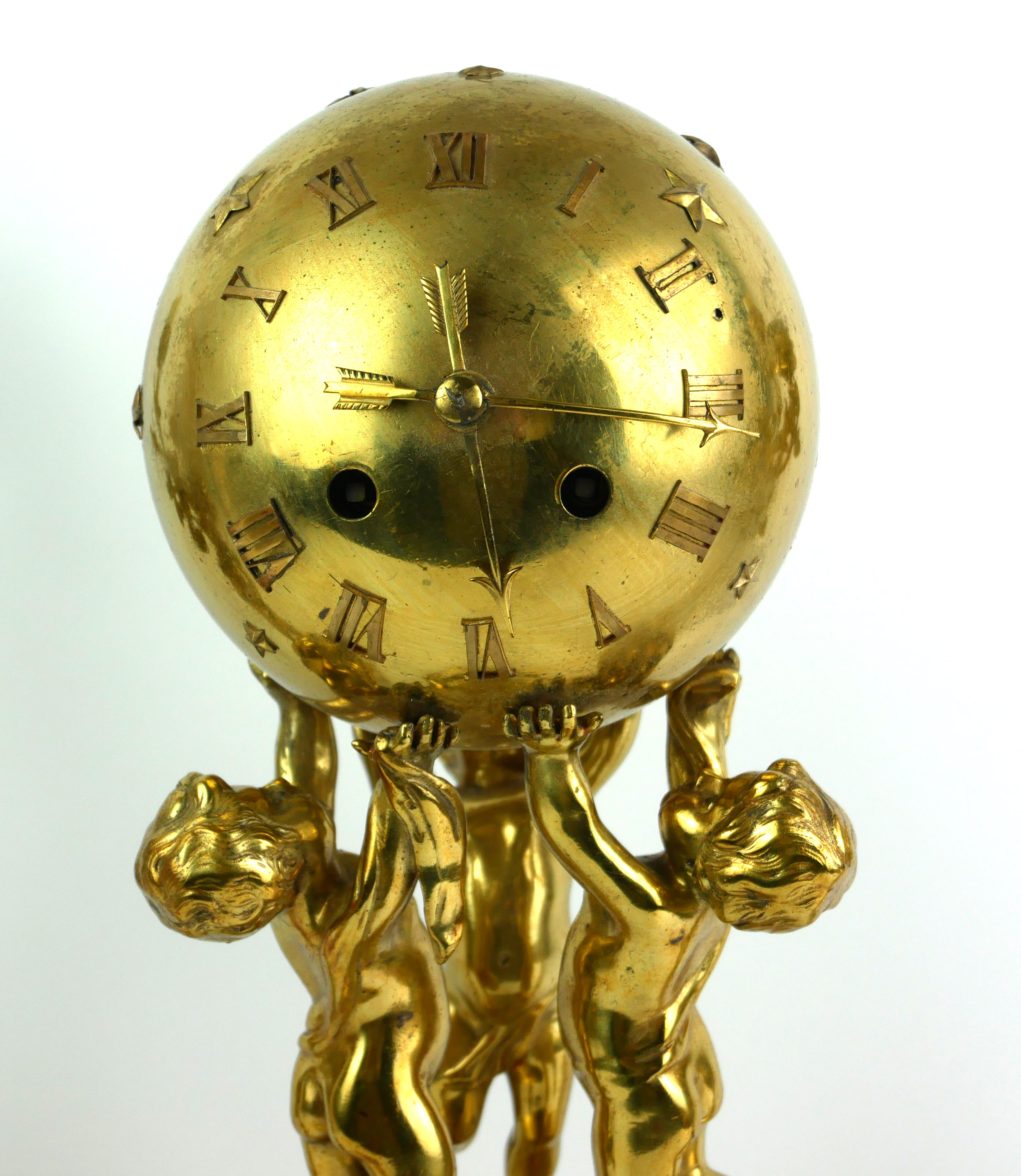A 19TH CENTURY FRENCH ORMOLU AND MARBLE FIGURAL GLOBE CLOCK GARNITURE SET The spherical globe case - Image 2 of 6