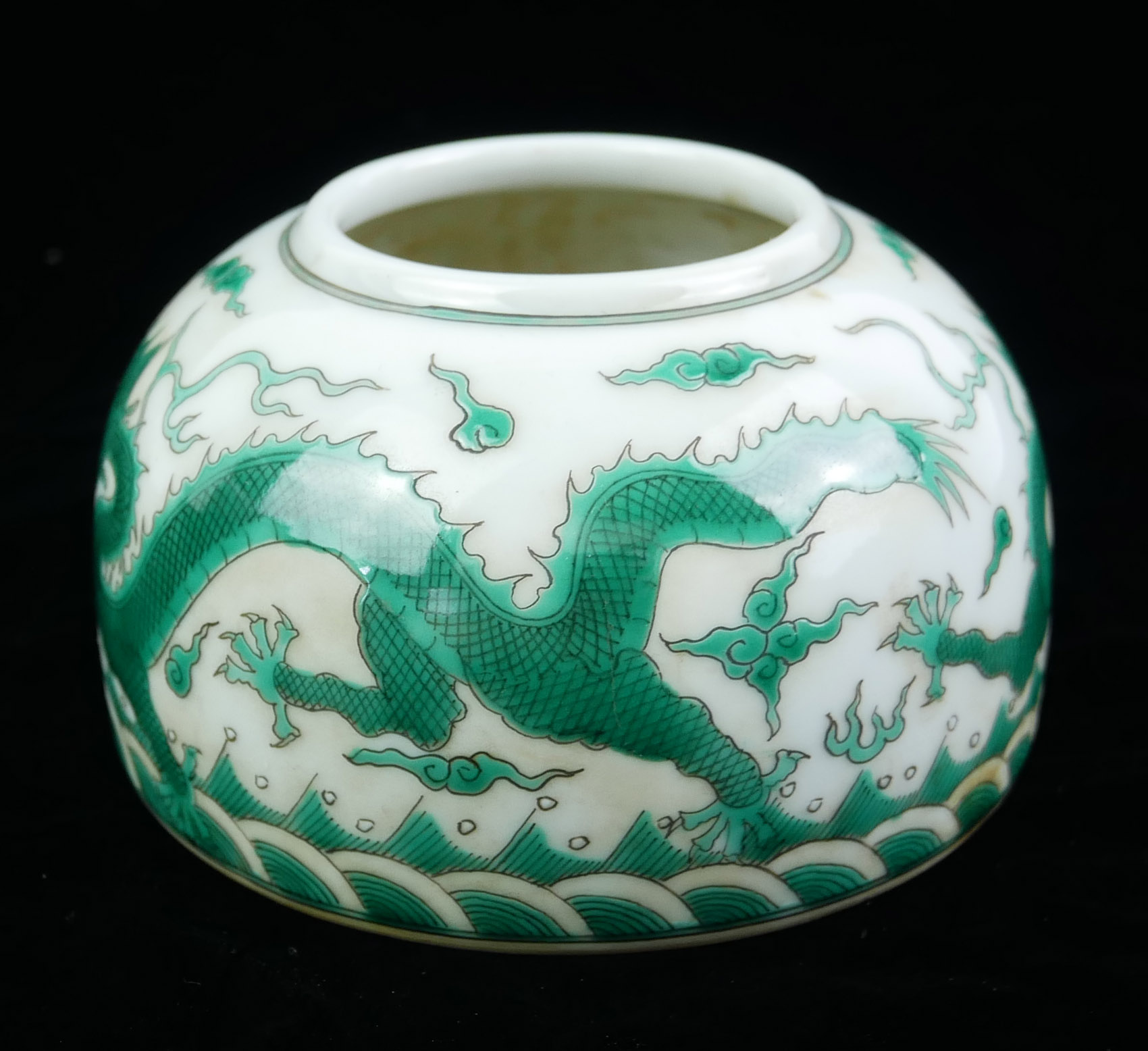 A CHINESE PORCELAIN SPHERICAL 'DRAGON' INKWELL With green opposing dragons chasing a flaming - Image 2 of 4